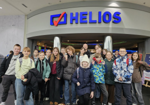 Uczniowie przed wejściem do kina Helios.