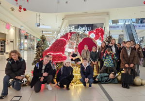 Uczniowie przy świątecznej dekoracji w Galerii Tomaszów.