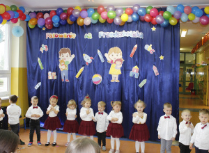 Część artystyczno-taneczna w grupie Kamyczki w czasie występu.