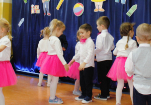 Układ taneczny w czasie występu artystycznego w grupie Szkraby.