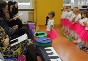 Dziewczynka z grupy Szkraby recytuje wiersz.