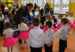 Wójt Gminy Rzeczyca Pan Marek Kaźmierczyk częstuje dzieci z grupy Szkraby cukierkami.