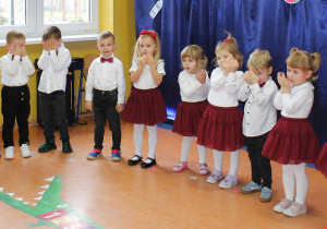 Dzieci z grupy Kamyczki śpiewają piosenkę w czasie przedstawienia.