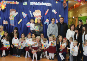 Zdjęcie grupowe na zakończenie akademii Pasowania na Przedszkolaka - grupa Kamyczki.