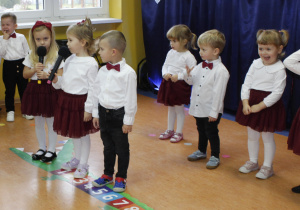 Dzieci z grupy Kamyczki recytują wiersz.