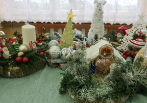 Ozdoby bożonarodzeniowe na szkolnym kiermaszu.