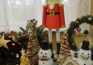 Ozdoby Bożonarodzeniowe prezentowane podczas kiermaszu szkolnego.