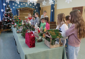 Uczniowie oglądający prace podczas kiermaszu.
