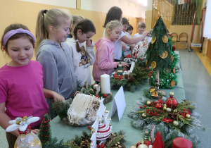 Uczniowie kupujący ozdoby bożonarodzeniowe.
