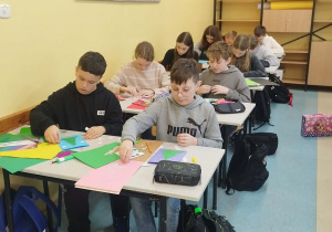 Uczniowie klasy 6 wykonują kartki świąteczne dla uczniów z Makowa Mazowieckiego.
