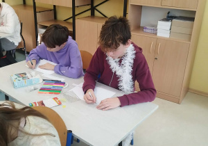 Uczniowie klasy 6 projektują swoje kartki świąteczne.