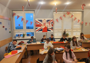 Uczniowie klasy 5 wykonują kartki świąteczne dla uczniów z Makowa Mazowieckiego.