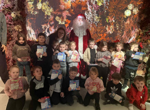 Grupa Żabki z Mikołajem w Kleks Magia Kina.