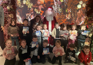 Grupa Żabki z Mikołajem w Kleks Magia Kina.