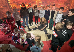 Żabki z postacią grającą Serdelka w Kleks Magia Kina.