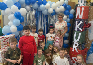 Dzieci podczas konkursu z Panią Kierownik.