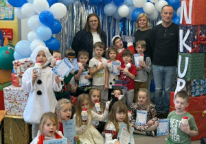 Grupa Żabki z jury oraz organizatorem konkursu.