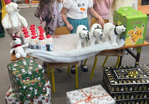 Dzieci oglądają nagrody.