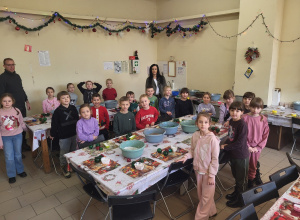 Klasa 1 ze Szkoły Filialnej w Sadykierzu na warsztatach w Fabryce Bombek.
