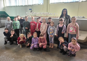 Uczniowie w pracowni w fabryce.