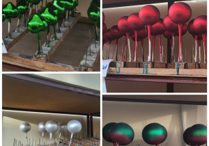 Wystawa bombek wykonanych w fabryce.