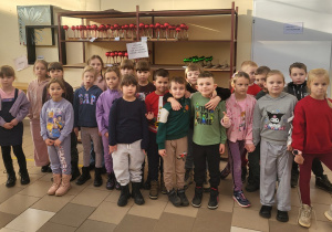 Uczniowie w fabryce bombek.