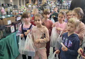 Dzieci w sklepie z bombkami.