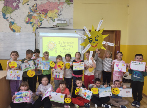 Uczniowie klasy pierwszej prezentują swoje prace z okazji Dnia Życzliwości i Pozdrowień.