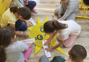 Pierwszaki wykonują słoneczko.