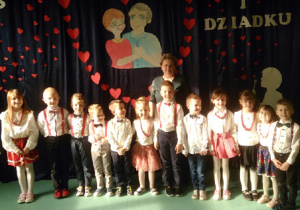 Zdjęcie grupowe podczas Dnia Babci i Dziadka w Przedszkolu Szkoły Filialnej w Luboczy.