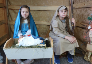 Uczniowie podczas jasełek przedstawiający Świętą Rodzinę.