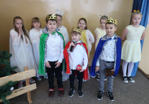 Trzej królowie składają pokłon Dzieciątku.