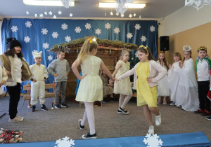 Uradowane gwiazdeczki tańczą dla Jezuska.