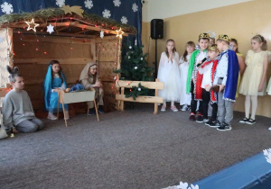 Trzej królowie składają mirę, kadzidło i złoto Dzieciątku.