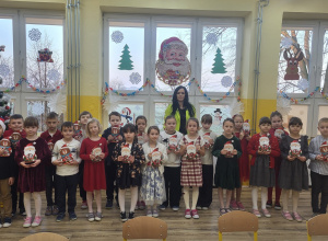 Grupowe zdjęcie klasy pierwszej z wychowawcą.