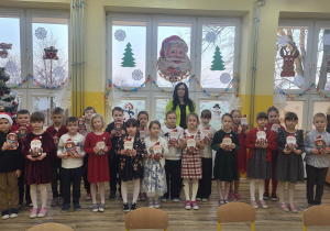 Grupowe zdjęcie klasy pierwszej z wychowawcą.