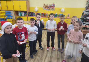 Uczniowie przygotowują się do życzeń.