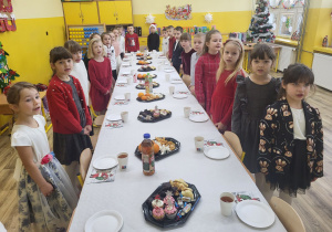 Śpiewanie kolęd w klasie.