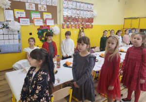 Uczniowie śpiewają pastorałkę.