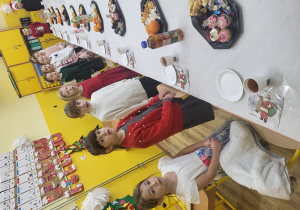 Pierwszaki przy świątecznym stole.