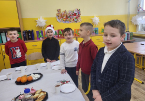 Chłopcy śpiewają kolędę.