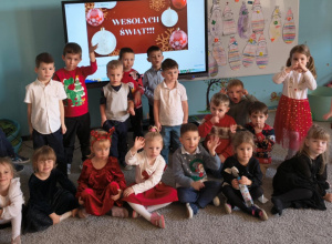 Zdjęcie grupowe Szkrabów w dniu wigilii.