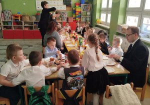 Spotkanie Zuchów przy stole wigilijnym.