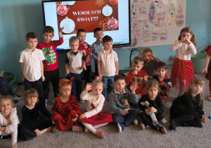 Zdjęcie grupowe Szkrabów w dniu wigilii.