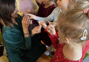 Promyczki dzielą się opłatkiem z wychowawcą.