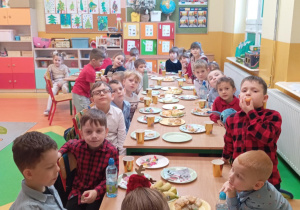 Skoczki przy wigilijnym stole.