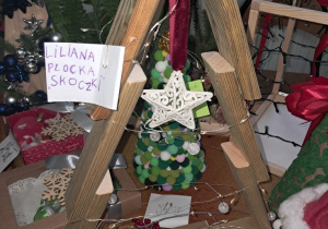 Ozdoba świąteczna przygotowana na jarmark bożonarodzeniowy.