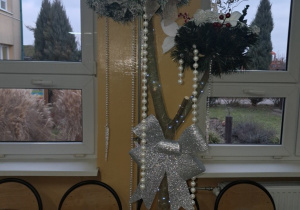 Świąteczne drzewko wykonane przez uczennice kl. V.