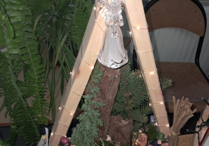 Ozdoba prezentująca się na jarmarku bożonarodzeniowym.