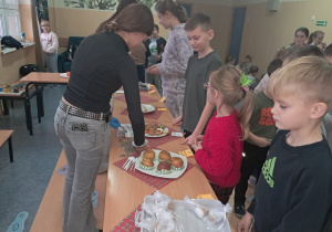 Uczennice kl. VIII a i VIII b sprzedają uczniom klas I - III słodkości oraz owoce.